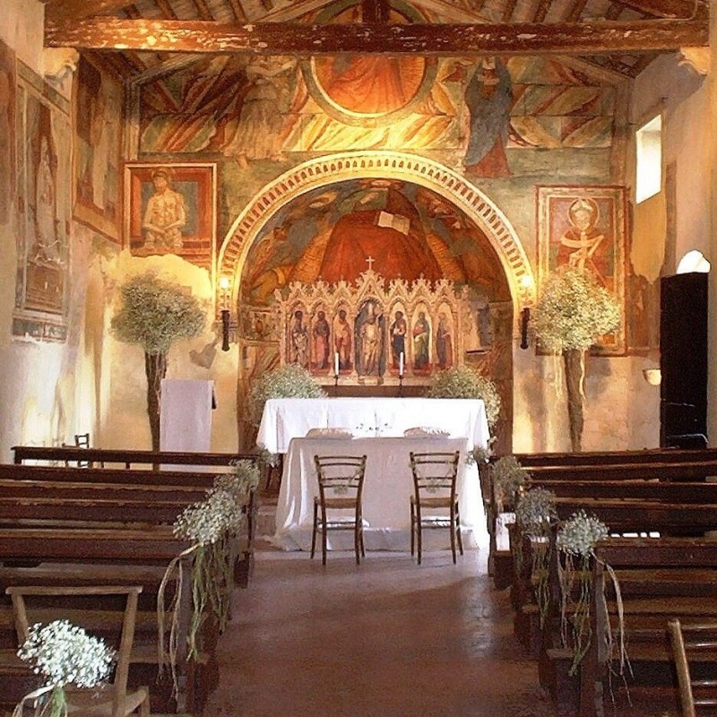 Decorazione della chiesa per matrimoni Fine del banco Fiocchi Estremità del  banco della chiesa Fiori del banco Decorazione della chiesa per matrimoni  Decorazione della navata Gypsophila Decorazione di nozze -  Italia